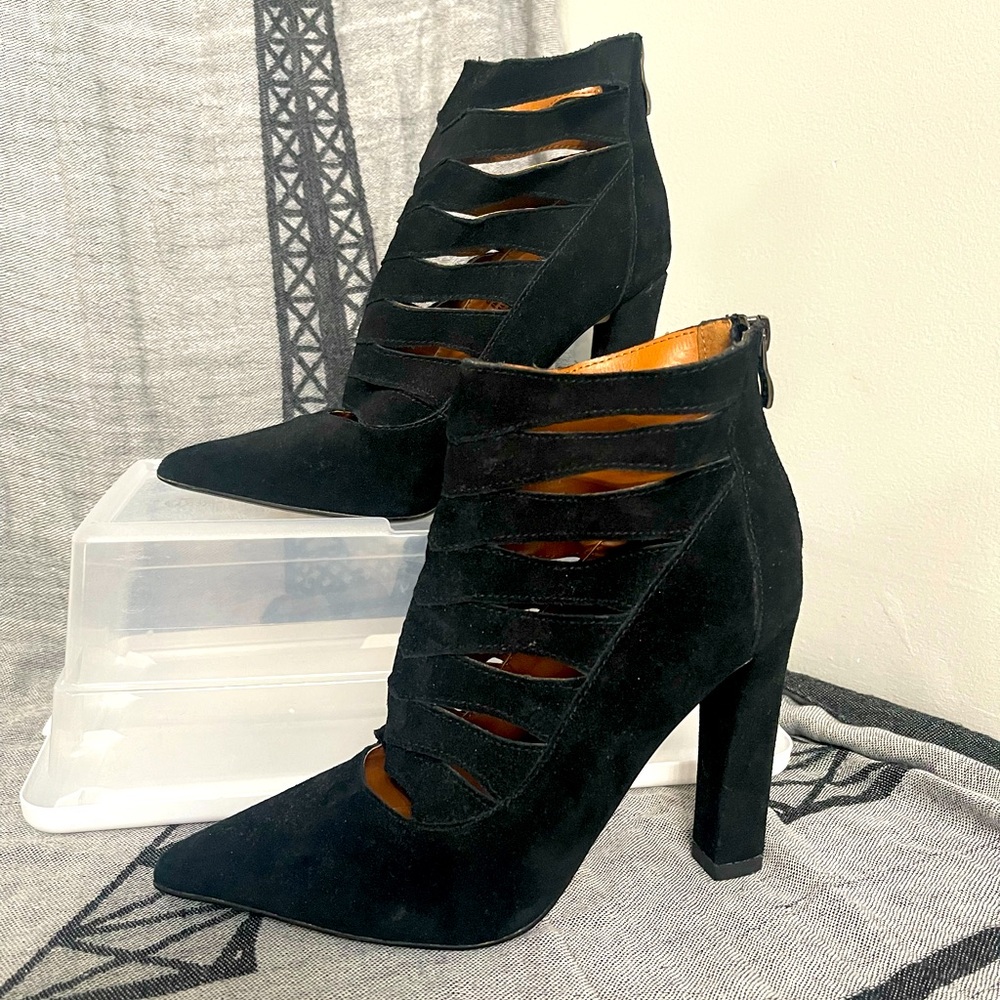 Steve Madden “CARDII” black suede booties